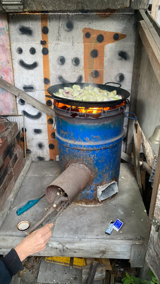 Der Rocket-Stove kann in kurzer Zeit mit wenig Holz beeindruckende Temparaturen erzeugen.