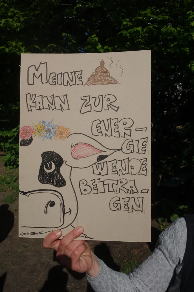 Schilder für den Almauftrieb werden gemalt.