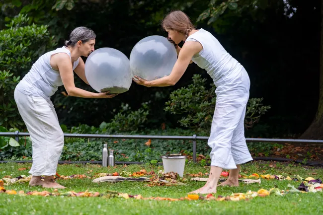 Surya und Anna zeigen eine Performance zu Kreislaufwirtschaft und Biogas.
