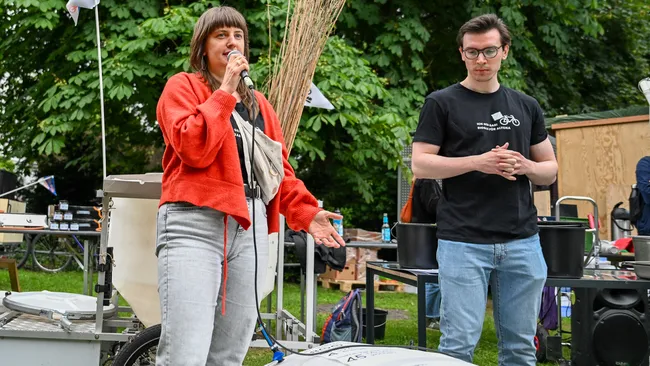 Beate Kapfenberger spricht über sozio-kulturelle Potenziale und Herausforderungen einer Biogasanlage im Stadtteil. Der Ingenieur René Hansen erläutert, welche technischen Anforderungen eine solche Anlage erfüllen muss. Foto: Thomas Panzau