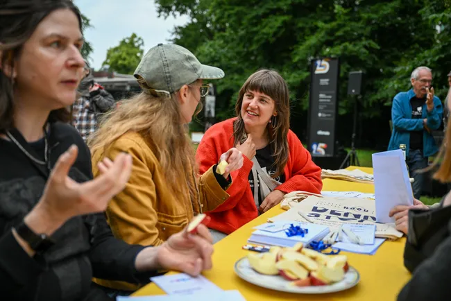 An mehreren Tischen bot sich die Möglichkeit, untereinander und mit den Expert*innen ins Gespräch zu kommen. Foto: Thomas Panzau