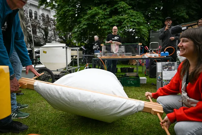 Weil das Biogas in den Säcken nicht unter Druck steht, muss es mechanisch Richtung Kocher gepresst werden. Foto: Thomas Panzau