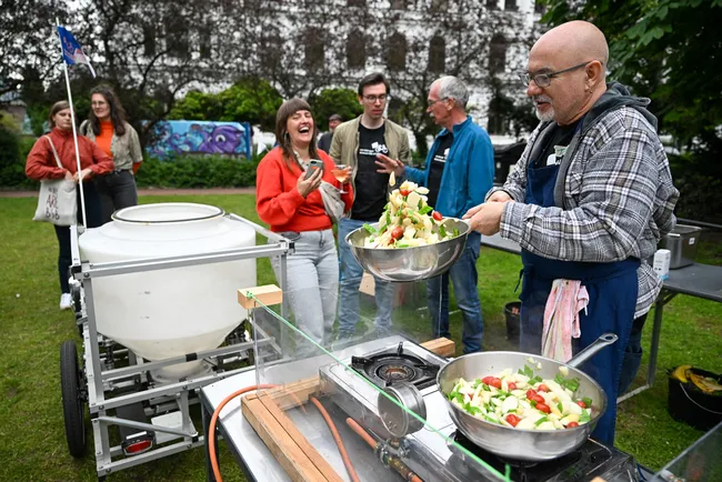 Torsten weiß, wie man für hundert Leute kocht. Da brennt nichts an. Foto: Thomas Panzau