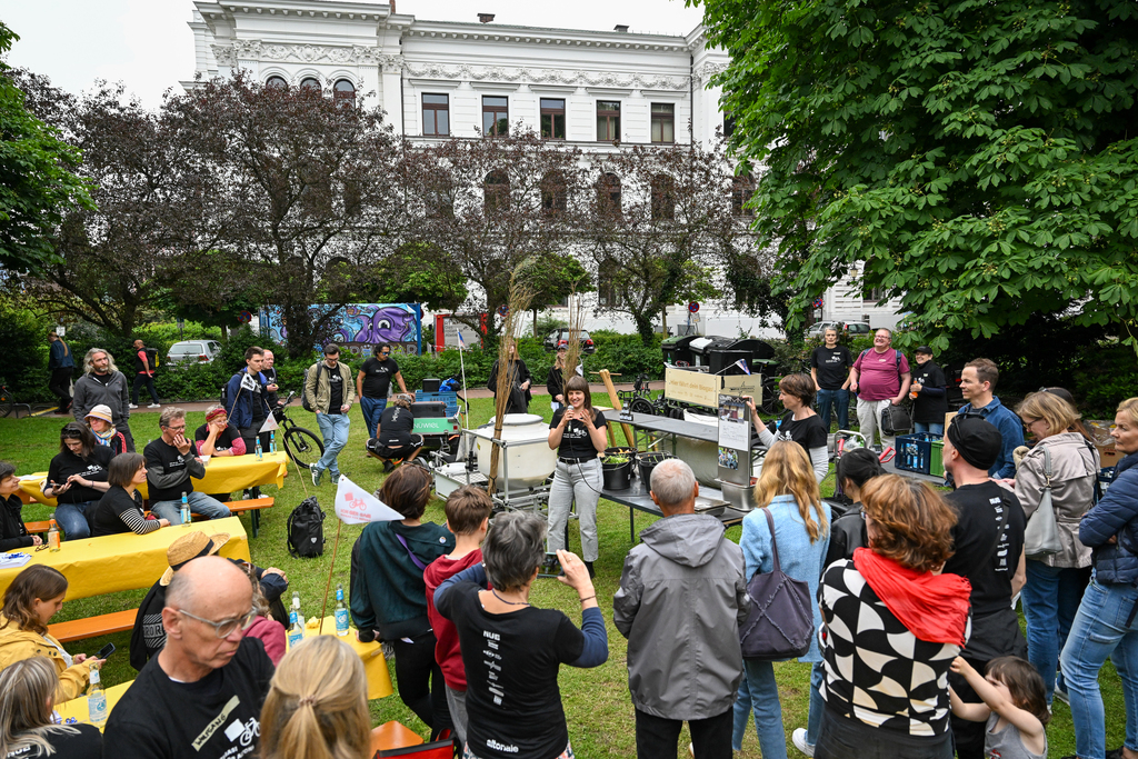 Die Christianswiese in Altona ist das Ziel unseres Fahrradkorsos. Mit selbstgemachtem Biogas aus Wilhelmsburg kochen wir ein Essen für hundert Menschen. Die Zutaten hat die Gruppe foodsharing besorgt. Expert*innen aus Wilhelmsburg stehen für Fragen und Ideen zur Verfügung.