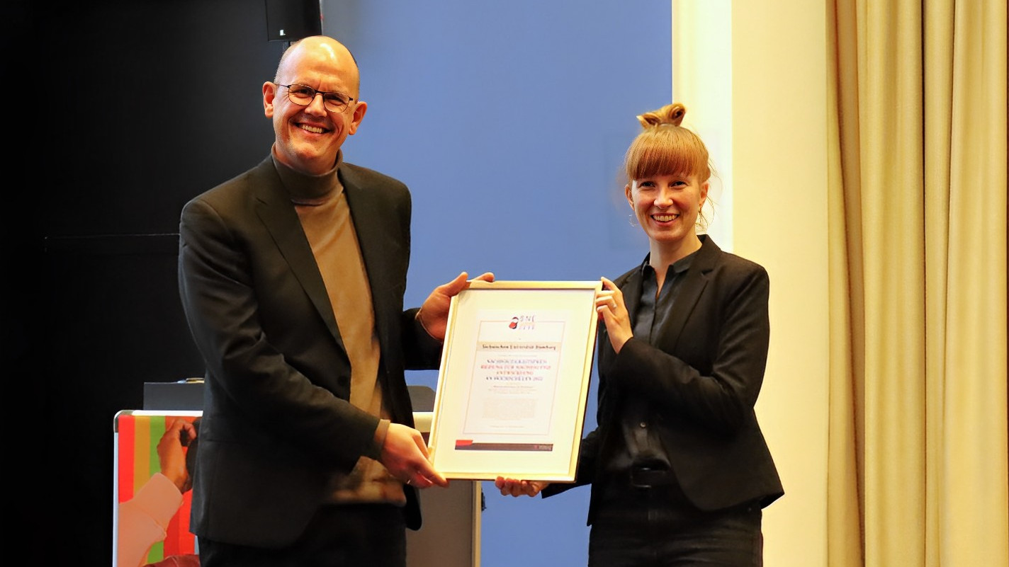 Axel Dürkop und Dr. Jana Panke nehmen den Preis für die TU Hamburg entgegen.