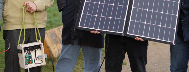 So schaut's aus! Solarbox und Solarmodul sind mobil, sodass du überall energieautark bist. Foto: Michel Langhammer